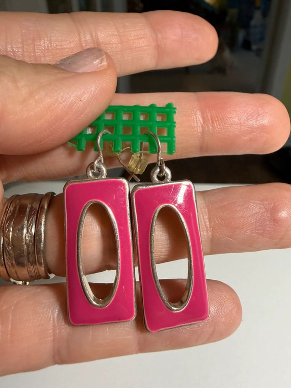 Vintage 80s 90s silver tone hot pink enamel earrings 1”